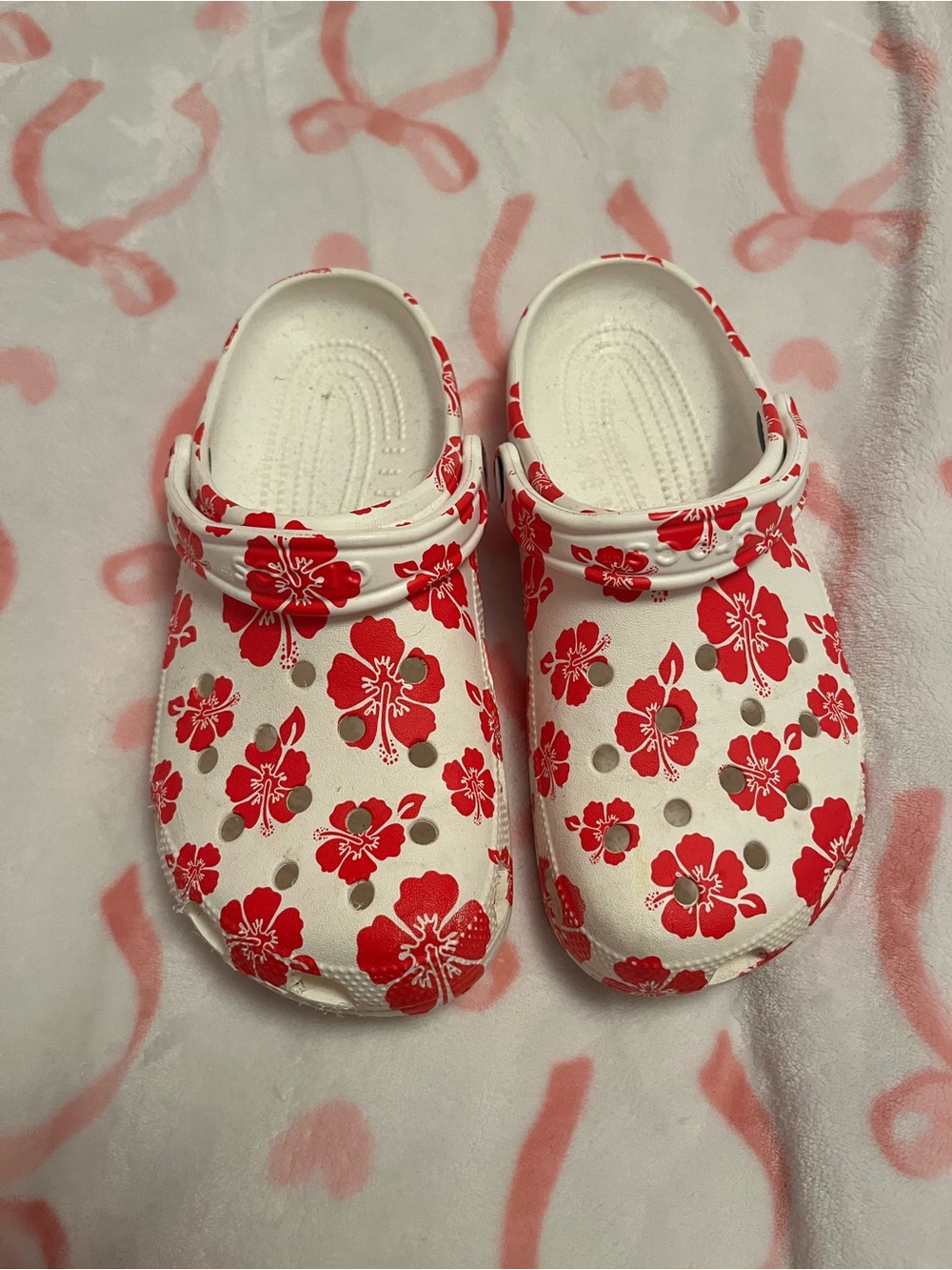 Women’s White and Red Hibiscus Croc Clogs Size 9